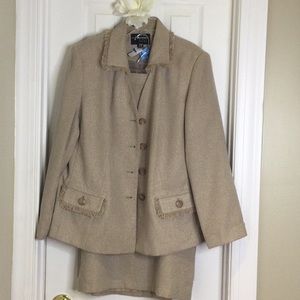 Used Sag Harbor Woman 2 Piece Suit, 14W
